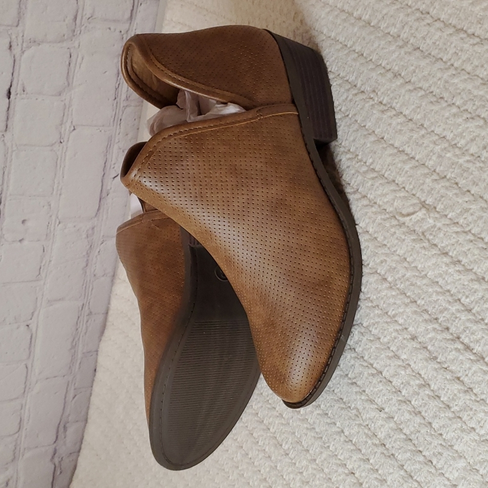 NWT Serra brown booties